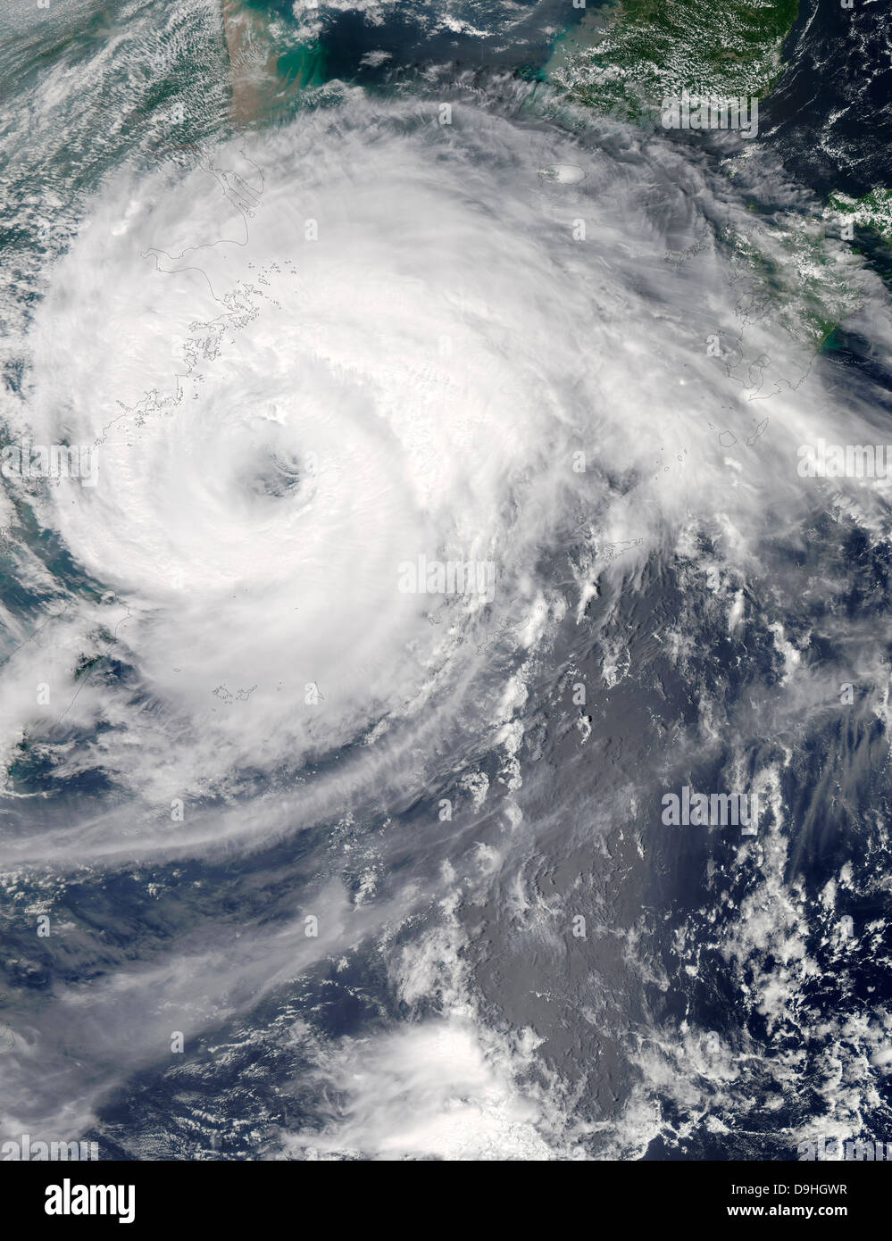 7 agosto 2012 - Il tifone Haikui di bracci a spirale si estendono ben oltre il terrestre Cina orientale. Foto Stock