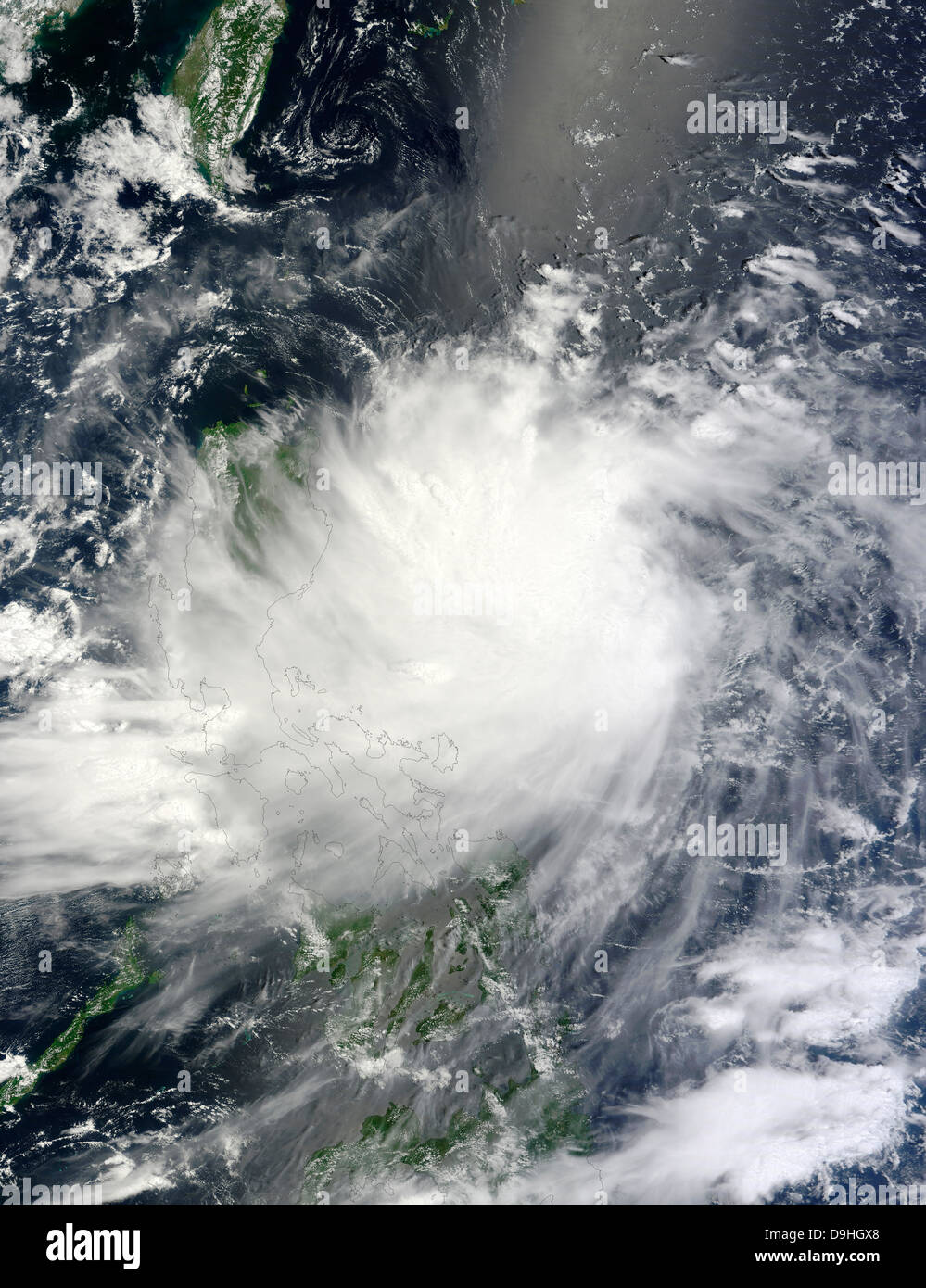 13 agosto 2012 - la tempesta tropicale Kai-tak si estende attraverso le Filippine Nord. Foto Stock