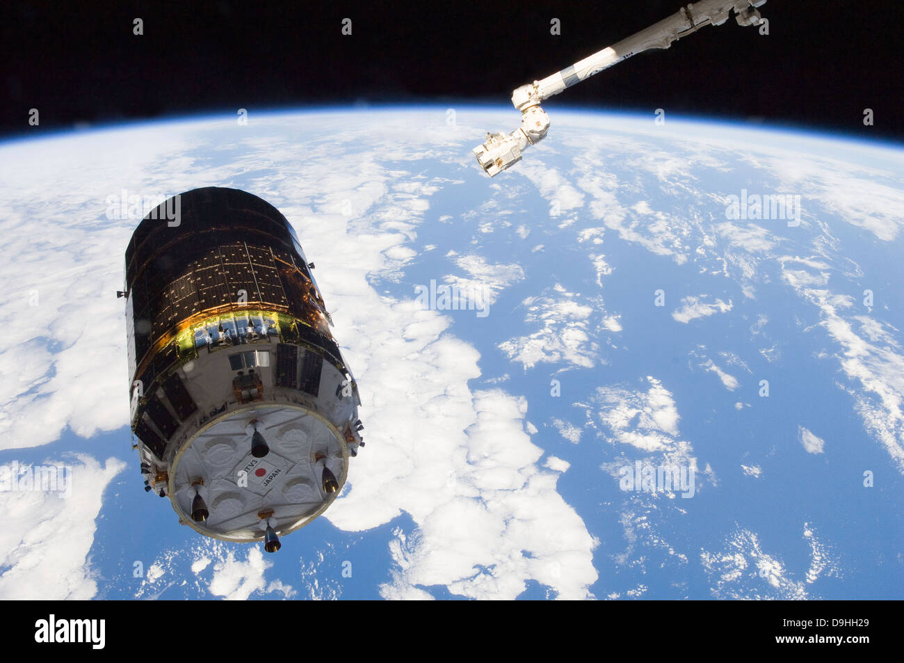 Il H-II veicolo di trasferimento si avvicina al Canadarm2. Foto Stock