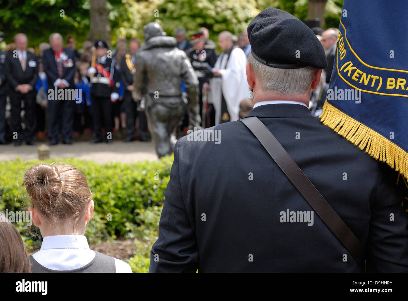 Ritirato airman in piedi accanto a giovani schoolgirl a Dambusters commemorazione, Kings Hill, Kent, Maggio 16th, 2013. Foto Stock