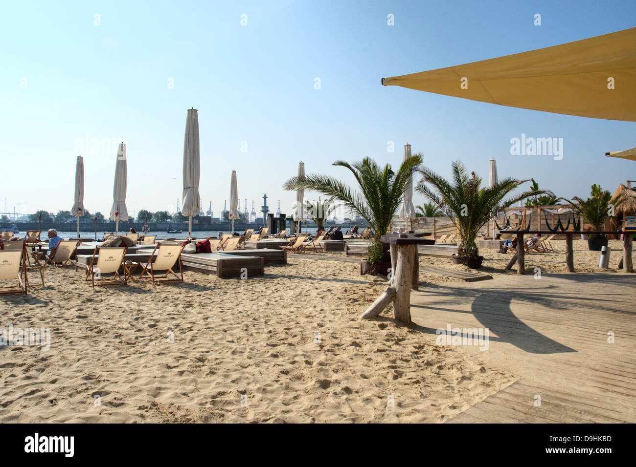 Il beach club nel porto di Amburgo Foto Stock