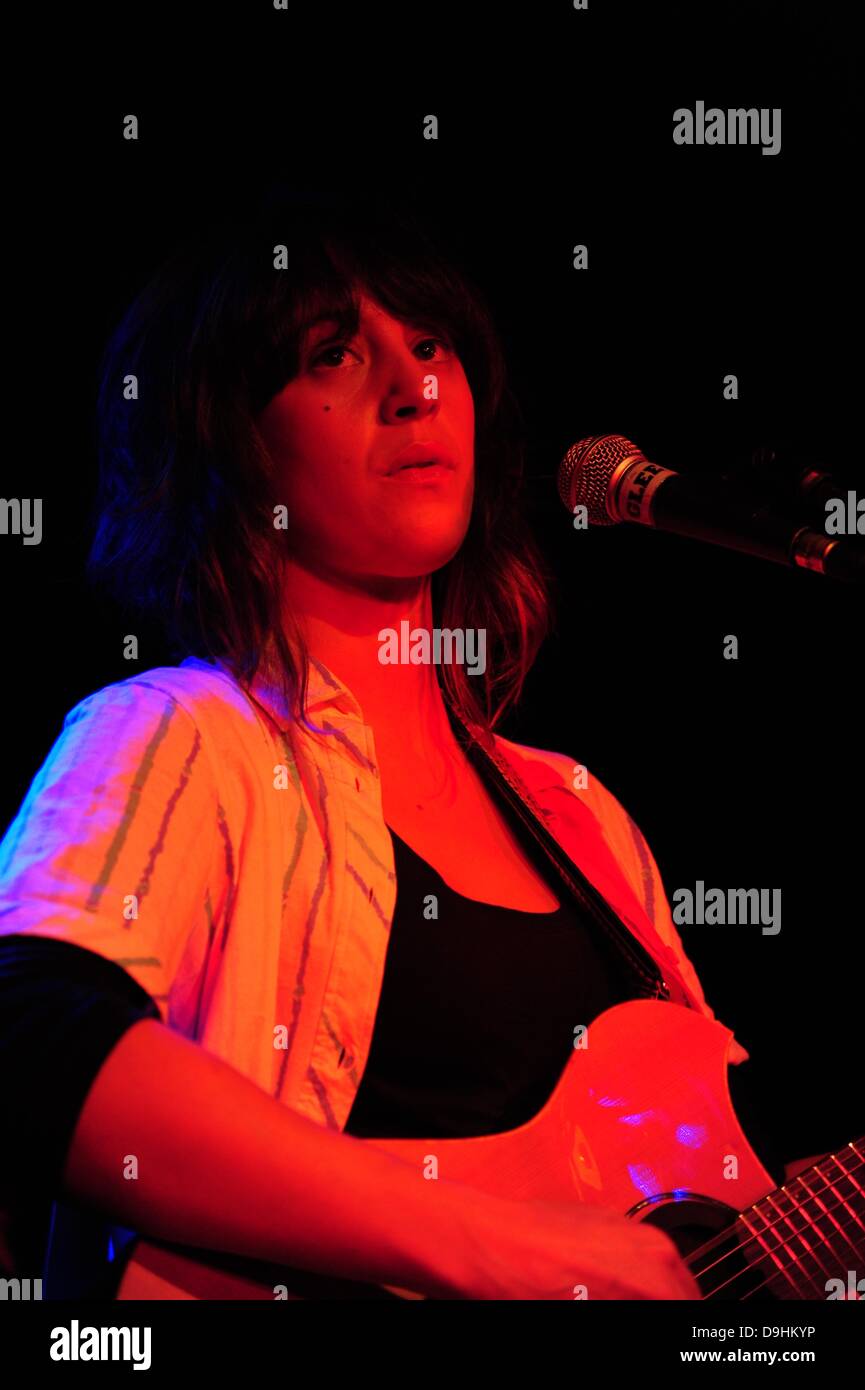 Emma Gillespie aka Emma immaginazione suona al Glee Club. Birmingham, Inghilterra - 20.03.11. Foto Stock