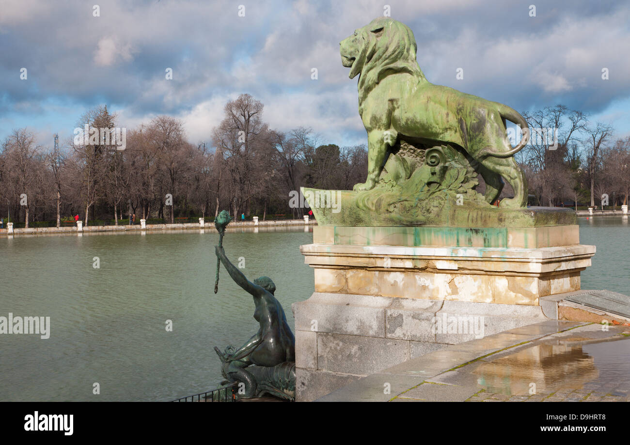 MADRID - 9 Marzo: Dettaglio dalla fontana nella parte anteriore del monumento di Alfonso XII del Parco del Buen Retiro Foto Stock
