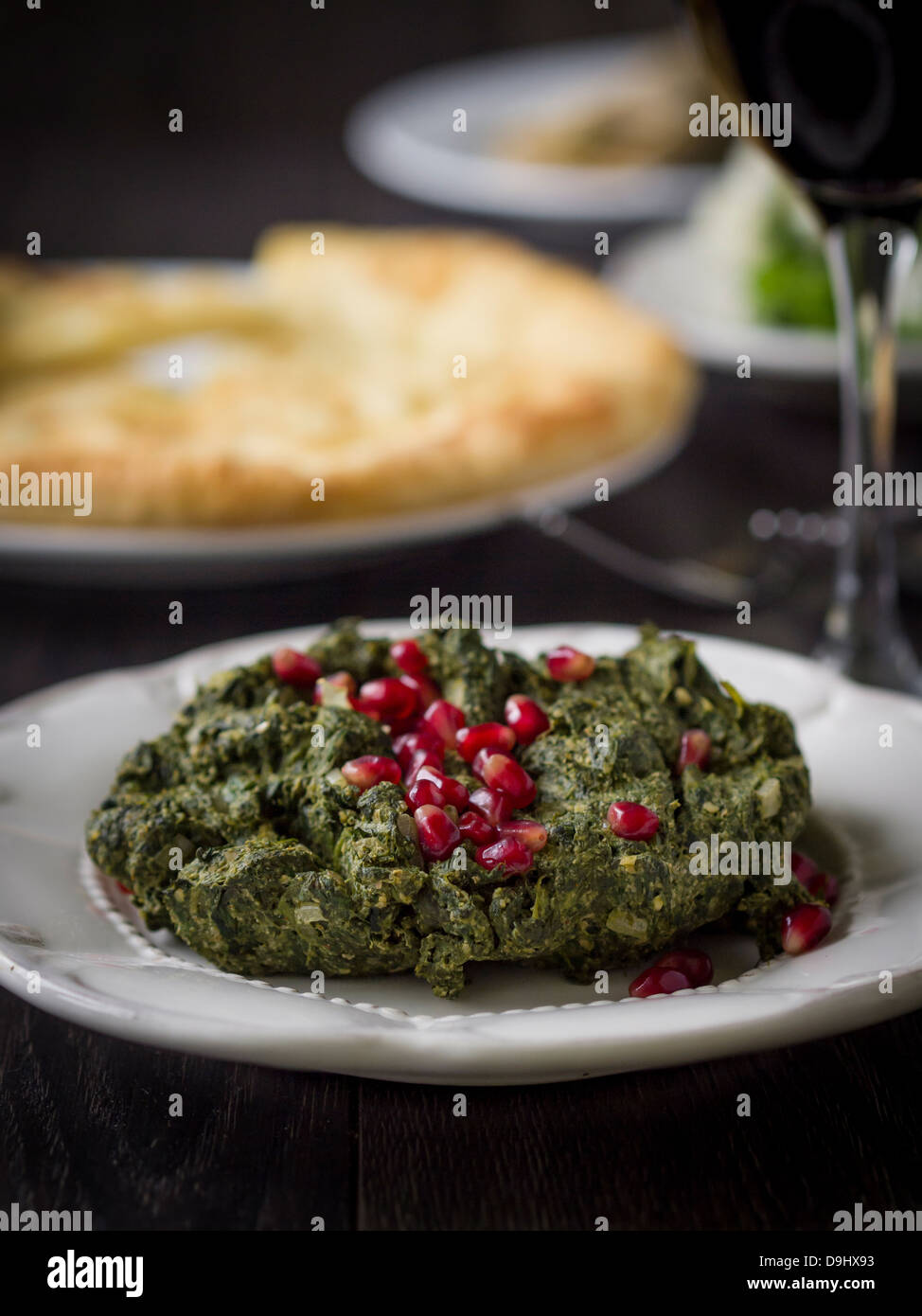 Cucina georgiana: pkhali - piatto tradizionale preparato da finemente gli spinaci tritati servita con i semi di melograno. Foto Stock