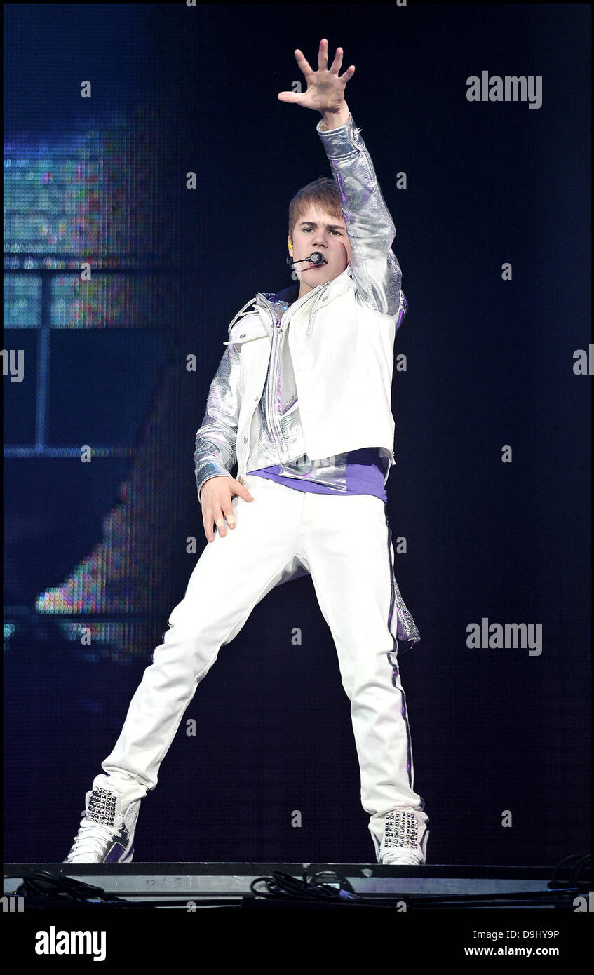 Justin Bieber esegue in scena al Palais Omnisports de Bercy. Parigi, Francia - 29.03.11 Foto Stock