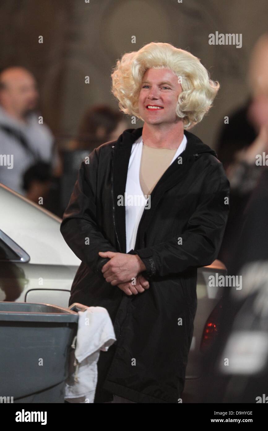 Willam Belli, vestito come Marylin Monroe, riprese a Hollywood sul set di 'Wonder Woman' Los Angeles, California - 29.03.11 Foto Stock