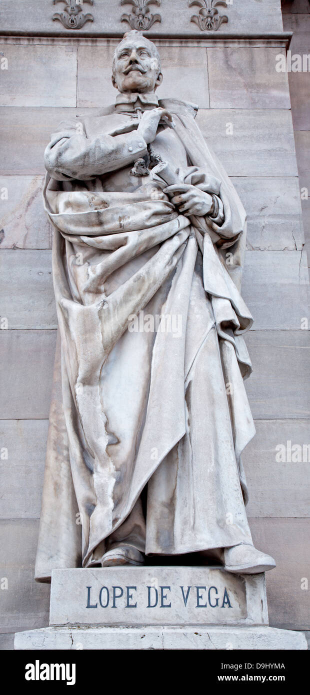 MADRID - MARZO 11: Nebrija statua da Portale del Museo Archeologico Nazionale di Spagna. Foto Stock