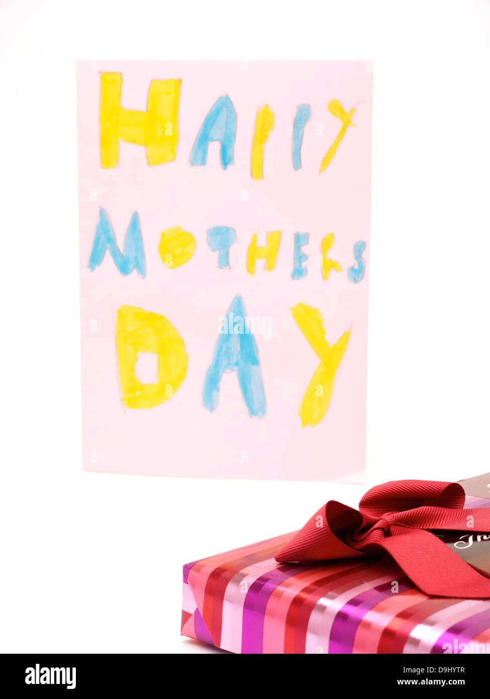 Felice Festa della Mamma carta dietro un avvolto presente Foto Stock