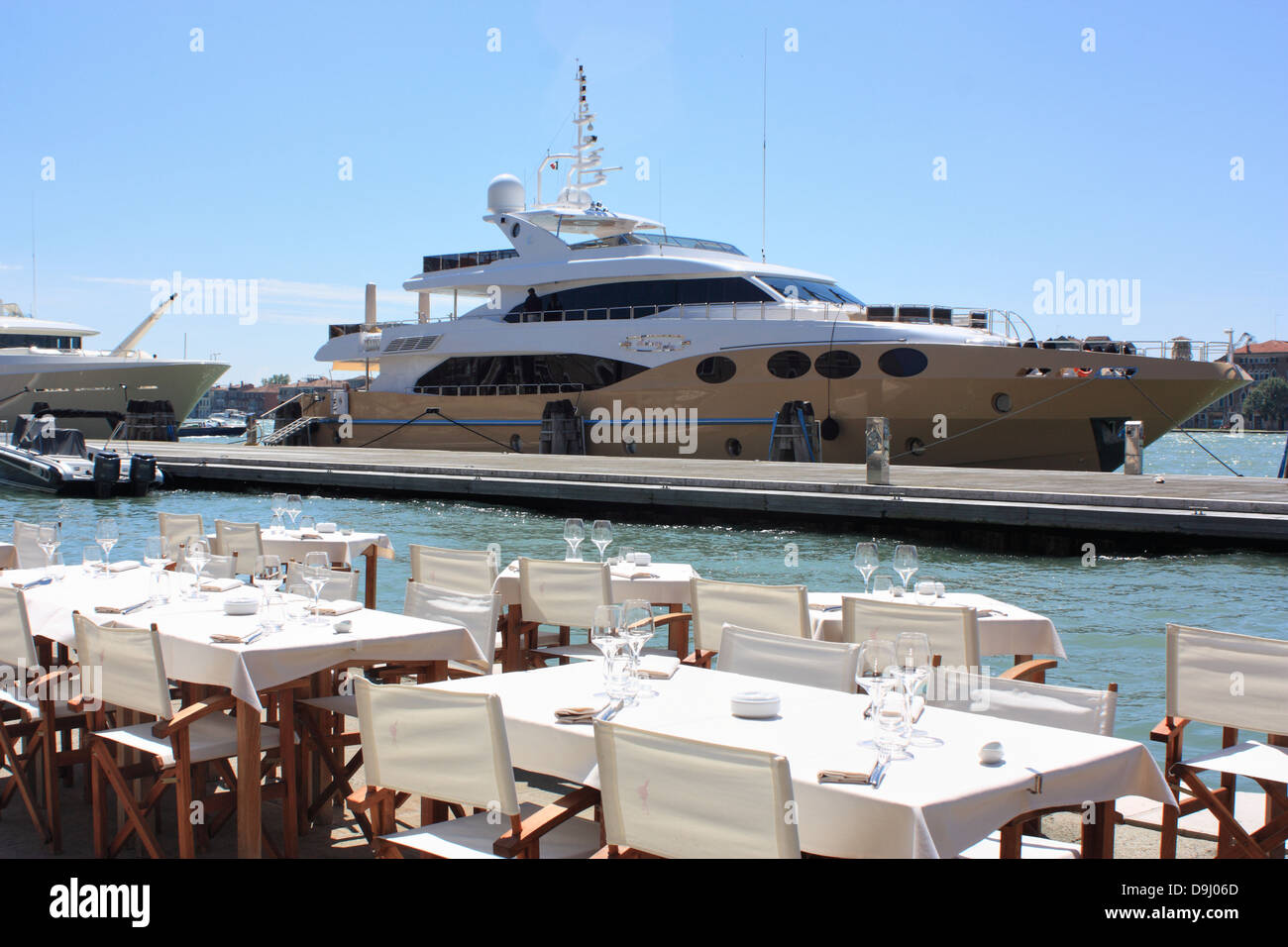 Yacht Marina meraviglia, Ristorante Riviera di fronte Foto Stock
