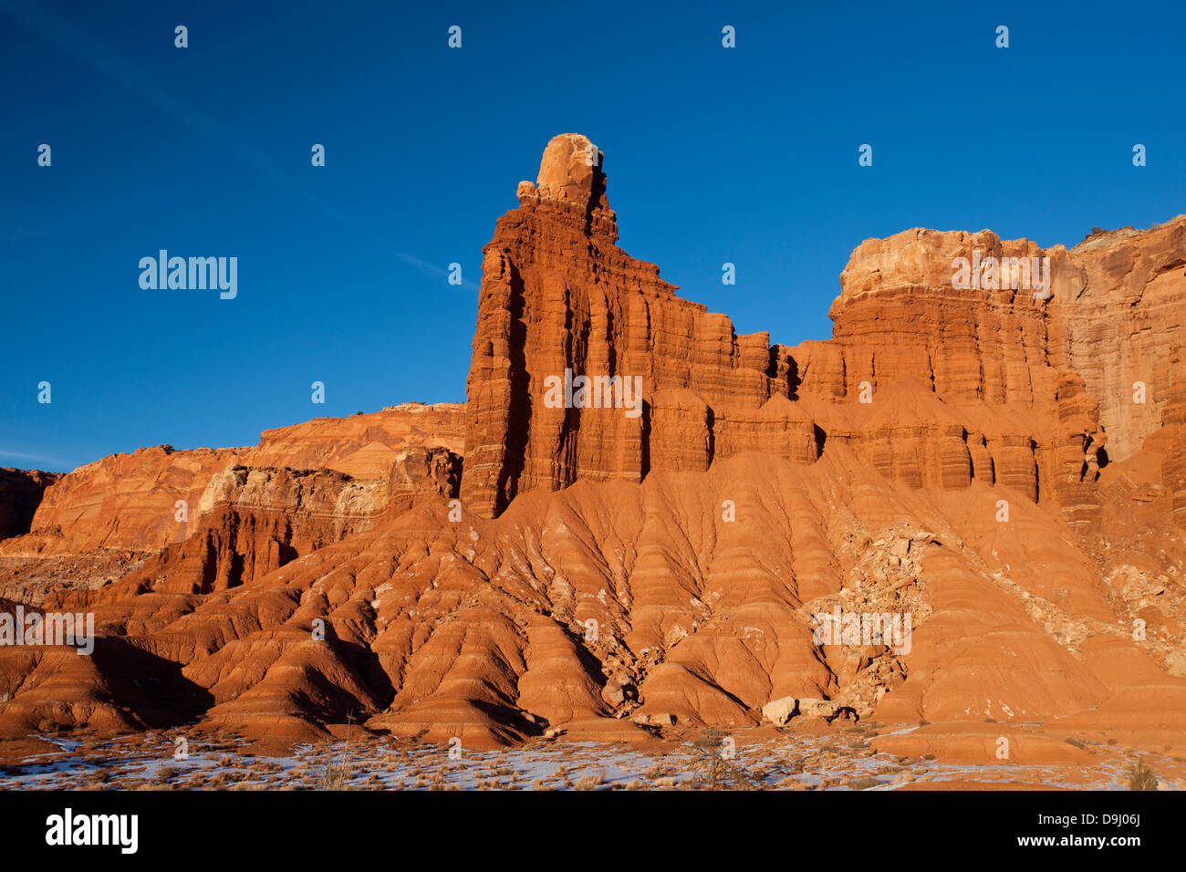 Il camino in pietra arenaria roccia pilastro rock formazione tardo pomeriggio, Capitol Reef National Park nello Utah, Stati Uniti d'America Foto Stock