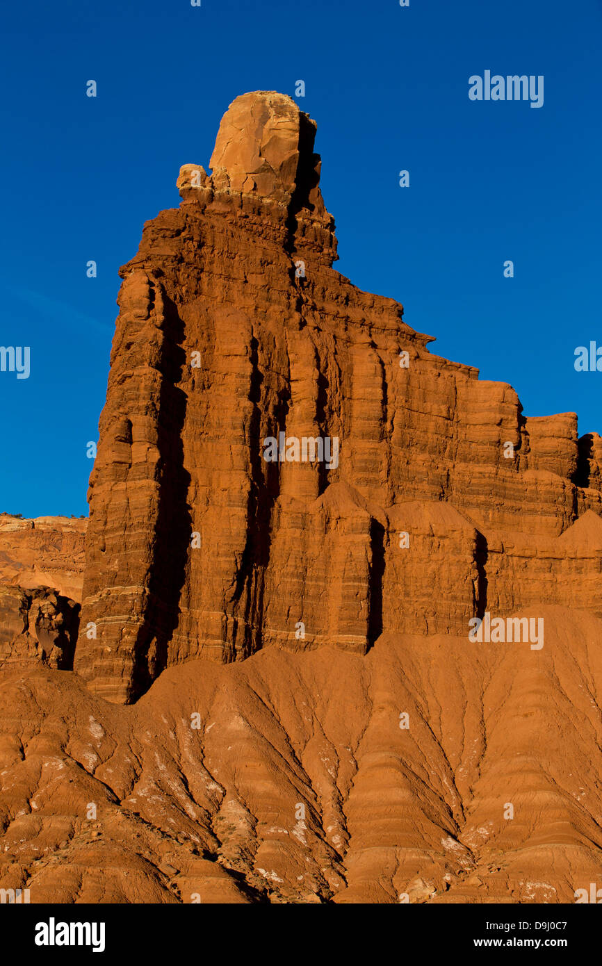 Il camino in pietra arenaria roccia pilastro rock formazione tardo pomeriggio, Capitol Reef National Park nello Utah, Stati Uniti d'America Foto Stock