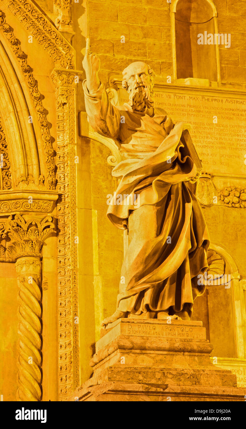 PALERMO - Aprile 7: San Paolo dal portale ovest della cattedrale o Duomo di notte il 7 aprile 2013 a Palermo, Italia. Foto Stock