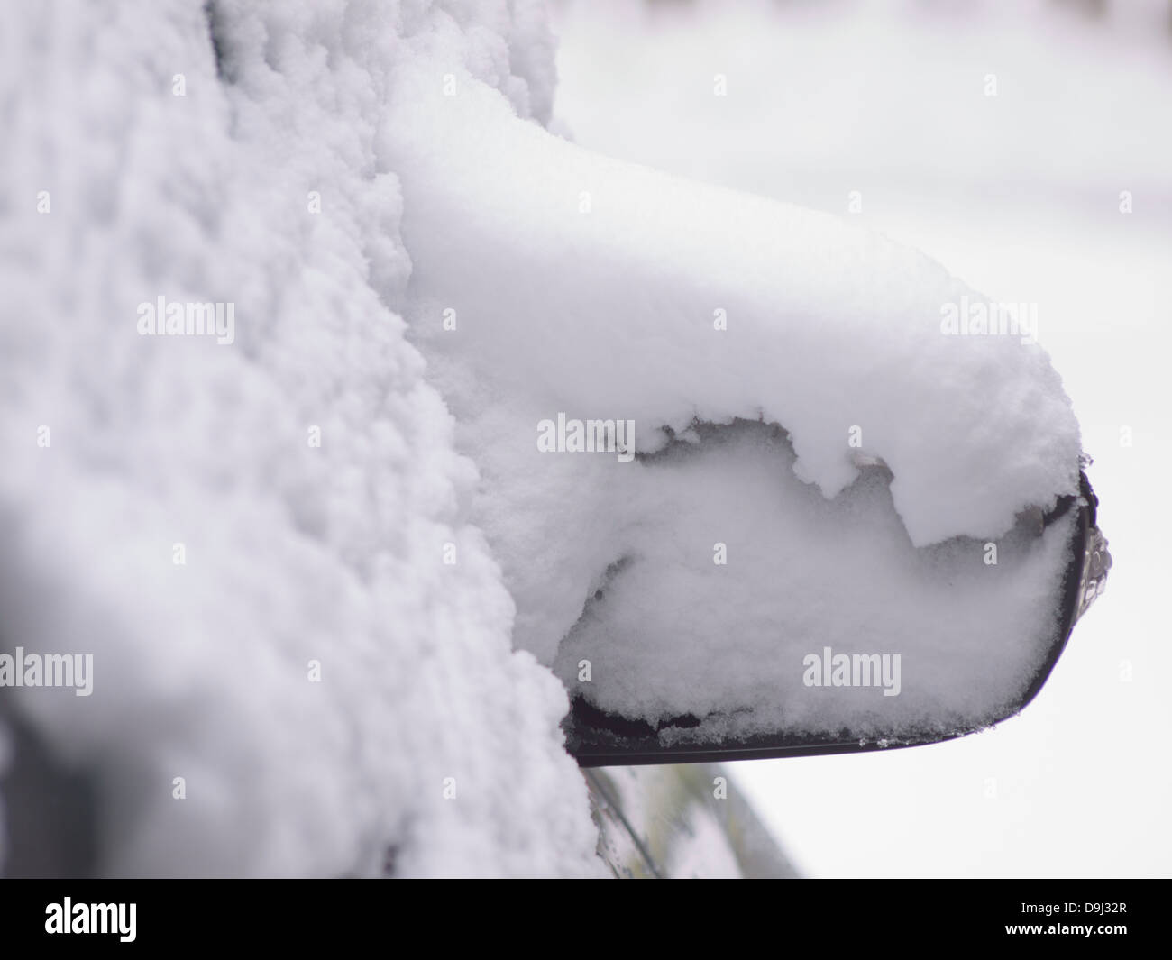 Auto specchietto laterale ricoperta di neve Foto Stock