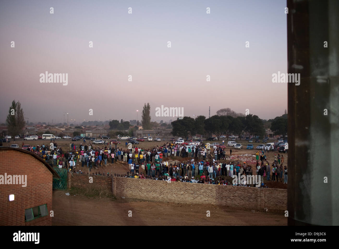 <p>i tifosi di calcio costretto a stare fuori Makhulong stadium di Tembisa Johannesburg durante amichevole contro la Corea del Nord a giugno Foto Stock