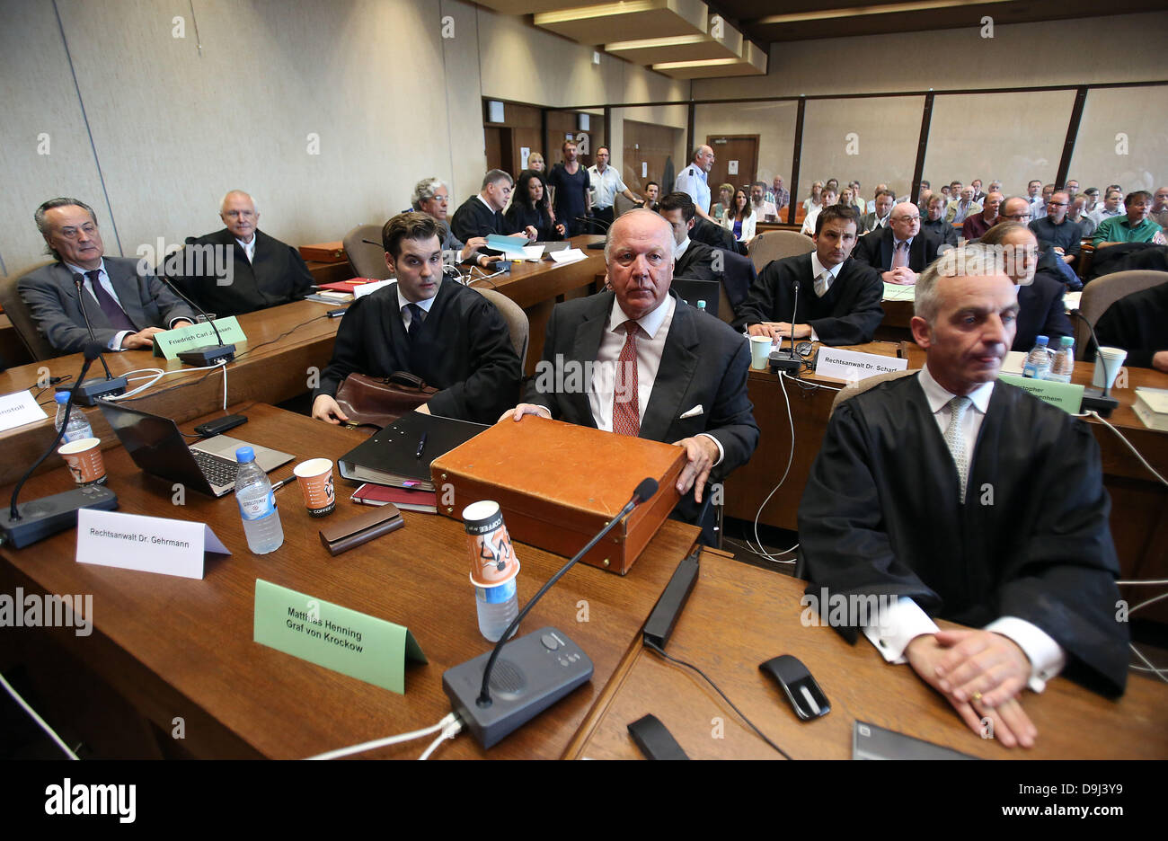 Colonia, Germania. Xx Giugno, 2013. Ex banchieri Friedrich Carl Janssen (L), Dieter Pfundt (4-L), Matthias Graf von Krockow (C), Christopher Freiherr von Oppenheim (seconda riga-R) e real estate manager Josef Esch (BACK 3-R) attendere il riavvio del Sal. Oppenheim processo presso il tribunale distrettuale di Colonia a Colonia, Germania, 20 giugno 2013. Foto: OLIVER BERG/dpa/Alamy Live News Foto Stock