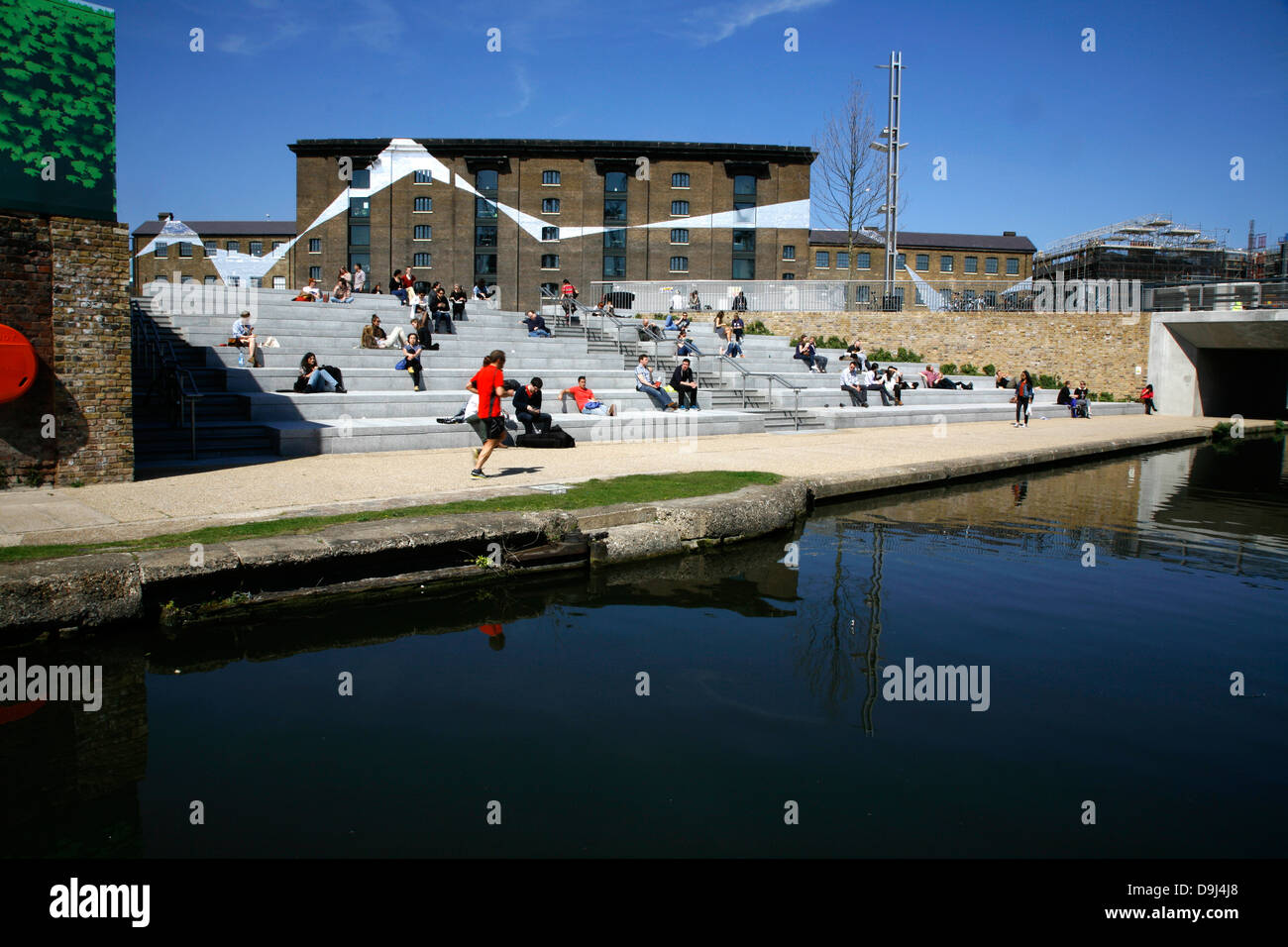 Vista su Regent's Canal per il granaio edificio sulla Granary Square, Kings Cross, London, Regno Unito Foto Stock