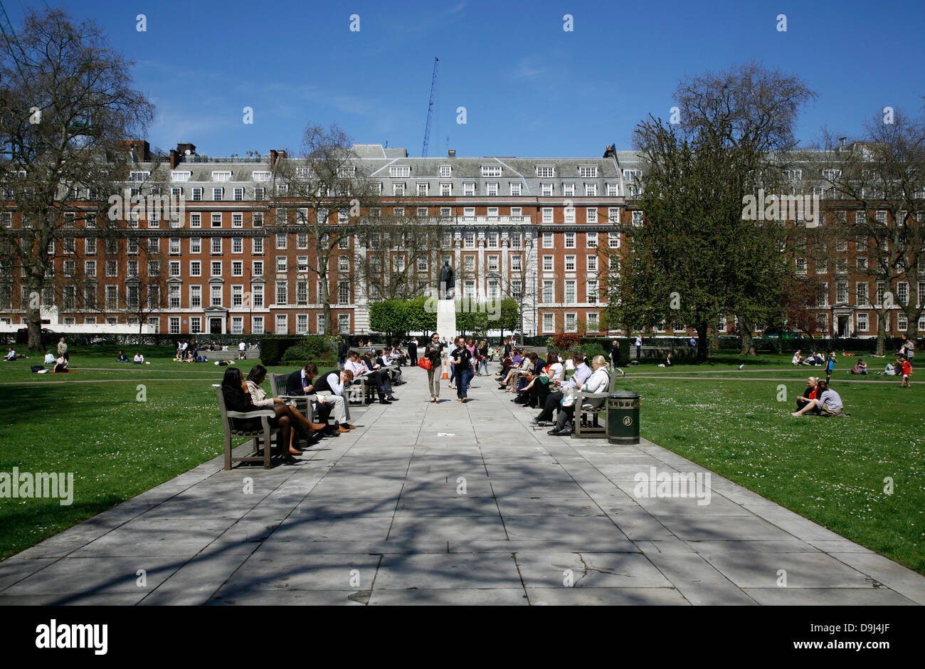 Cercando il percorso centrale di Grosvenor Square a Roosevelt Memorial, Mayfair, London, Regno Unito Foto Stock