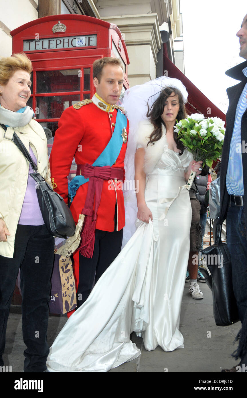 Un Royal simile a nozze il principe William e Kate Middleton look-a-piace nozze di St Pauls chiesa in Covent Garden. Questa è stata la parte del lancio di Alison Jackson è di nuovo libro "Kate e Wills fino il corridoio' Londra Inghilterra - 01.04.11 Foto Stock