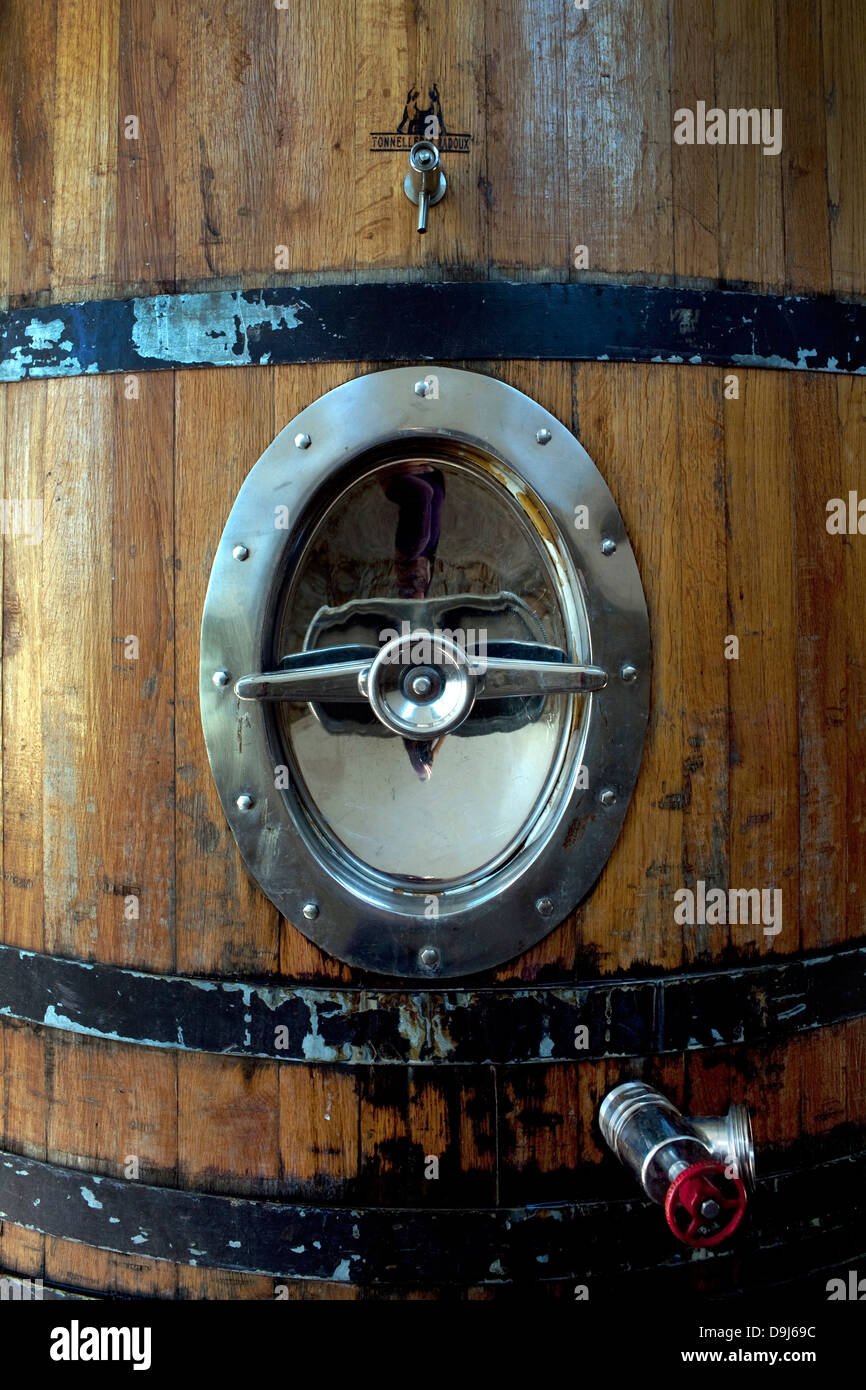 Un dettaglio shot un open-top in legno serbatoio fermentatore valvola porta Badenhorst cantina Vigna Badenhorst è di 60 ettari (con Foto Stock