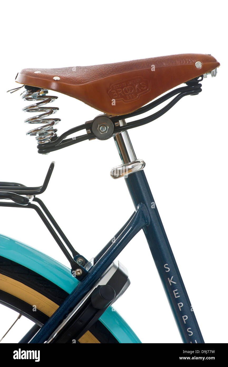 Skeppshult bike marrone con il sedile in pelle colpo contro uno sfondo bianco. Foto Stock