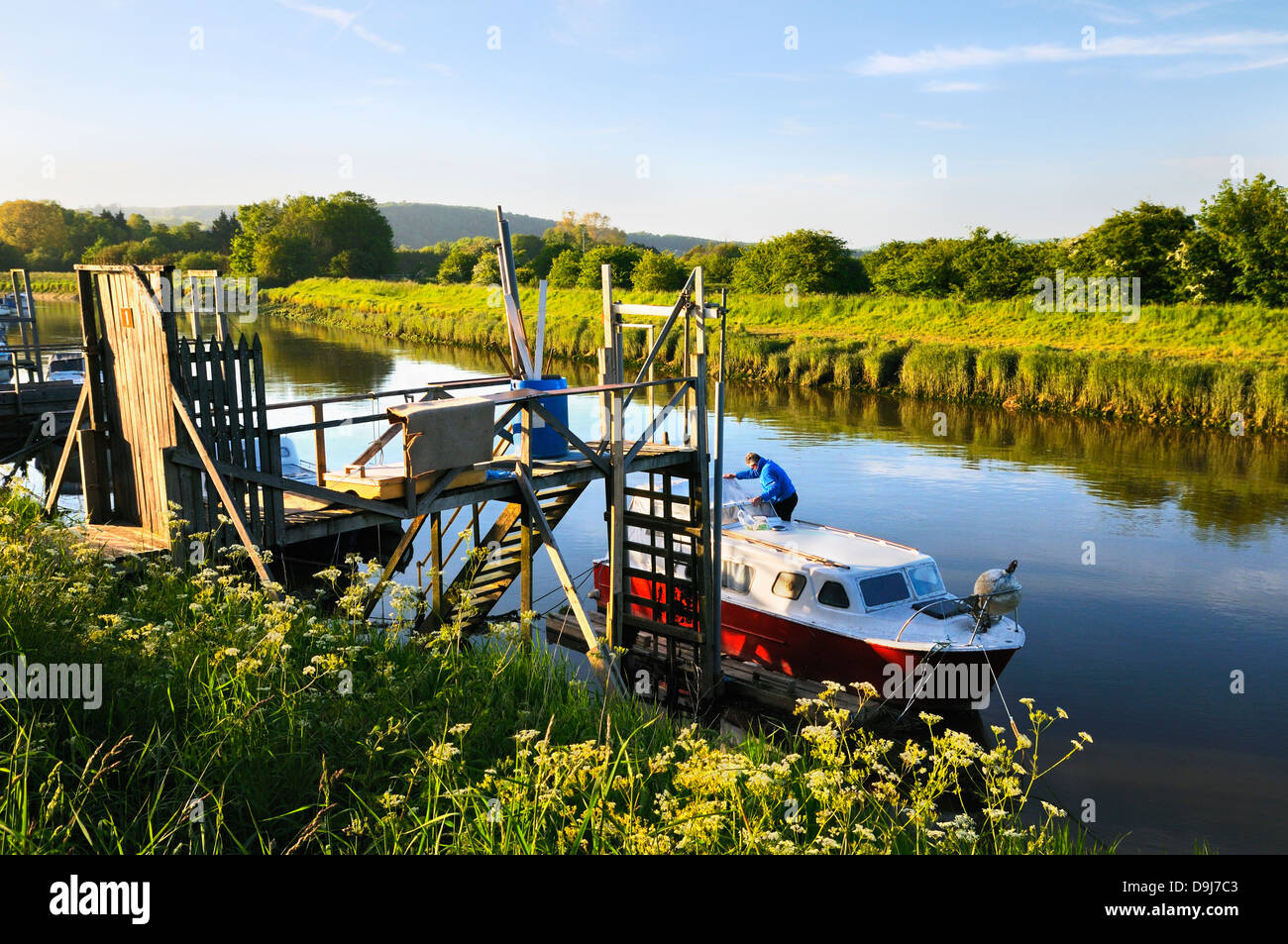 Barca e ormeggio in legno sul fiume Arun, Arundel, West Sussex, Regno Unito Foto Stock