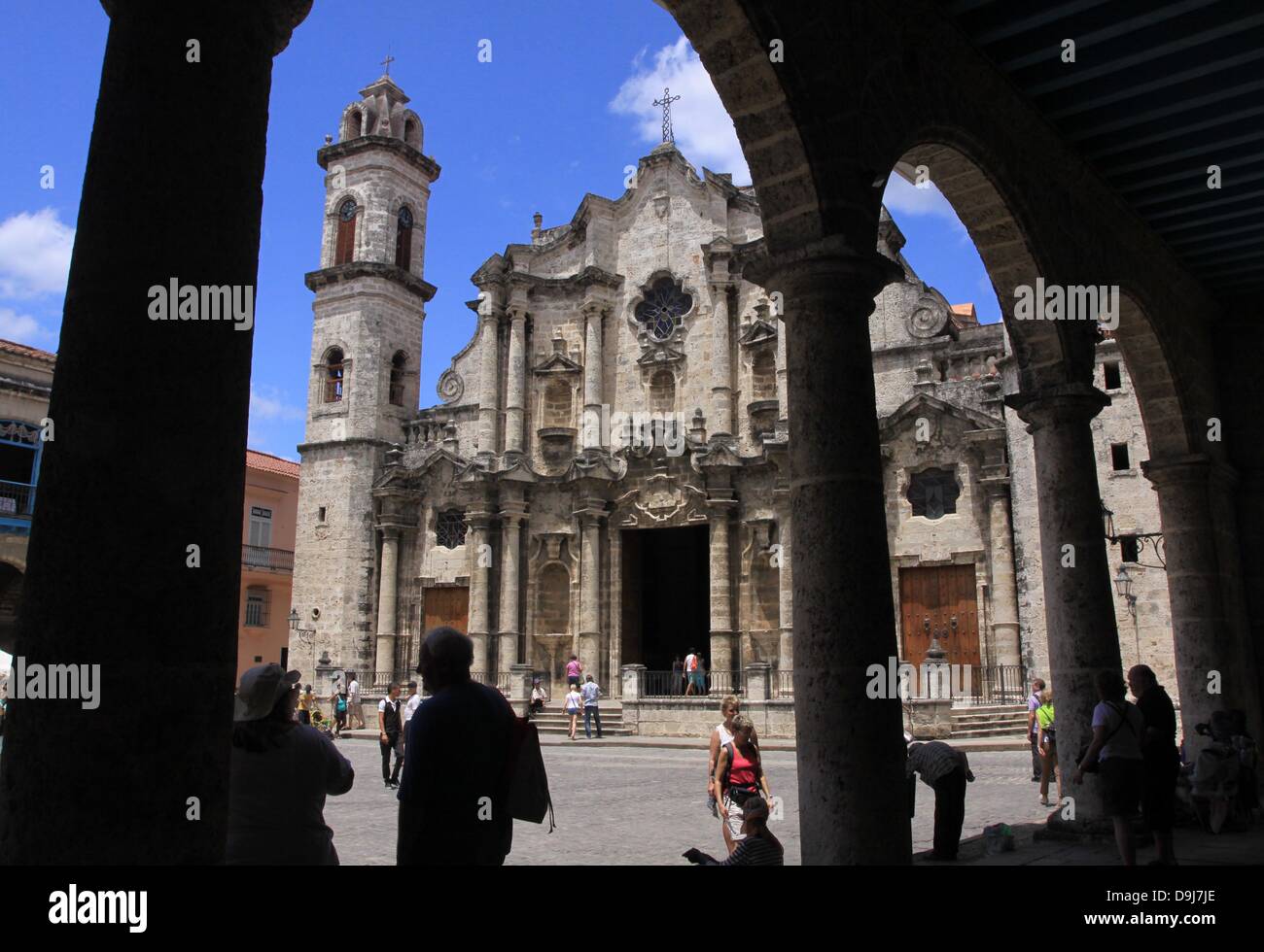 I turisti si mescolano in Plaza de la Catedral e cattedrale de L Avana, Cuba, 10 aprile 2013. La chiesa edificio è stato completato nel 1789 e ospitato i resti di Cristoforo Colombo dal 1796 al 1898 che sono stati restituiti alla Spagna dopo la fine del dominio Spagnolo in Cuba. Foto: Peter Zimmermann Foto Stock