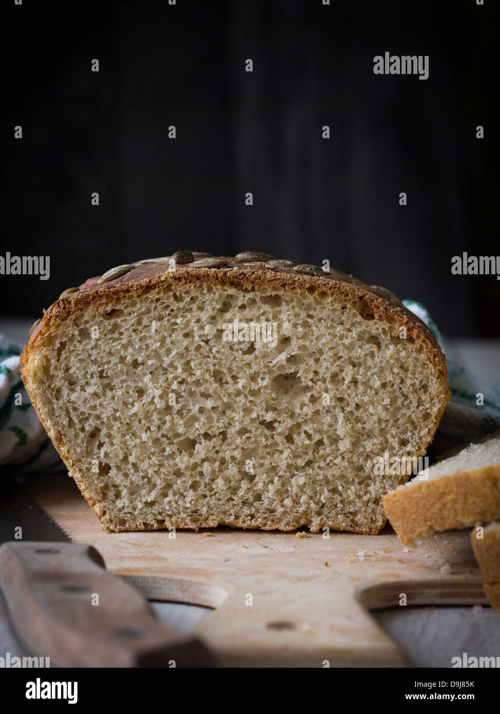 Freschi Fatti in casa pane di segale su un tagliere. Foto Stock