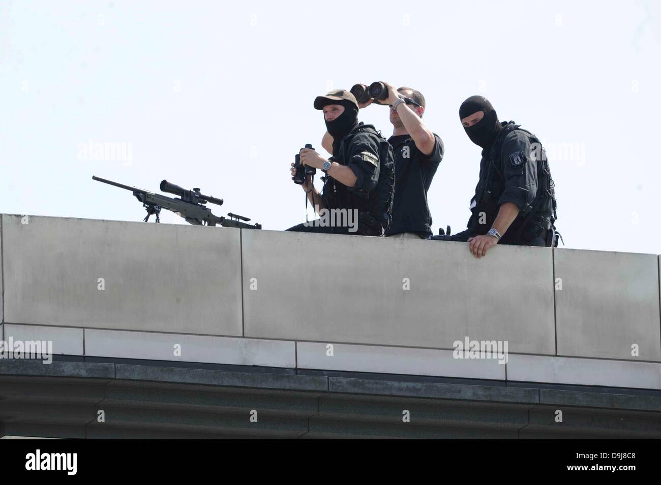 Sicurezza cecchino sul tetto discorso di U.S. Presidente American / Stati Uniti Barack Hussein Obama alla Porta di Brandeburgo di fronte alla scelta 4000 18.06.2013 Berlin/picture alliance/dpa/Alamy Live News Foto Stock