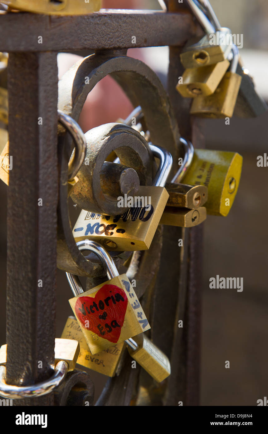 Amore i lucchetti sul Ponte Vecchio a Firenze, Italia Foto Stock