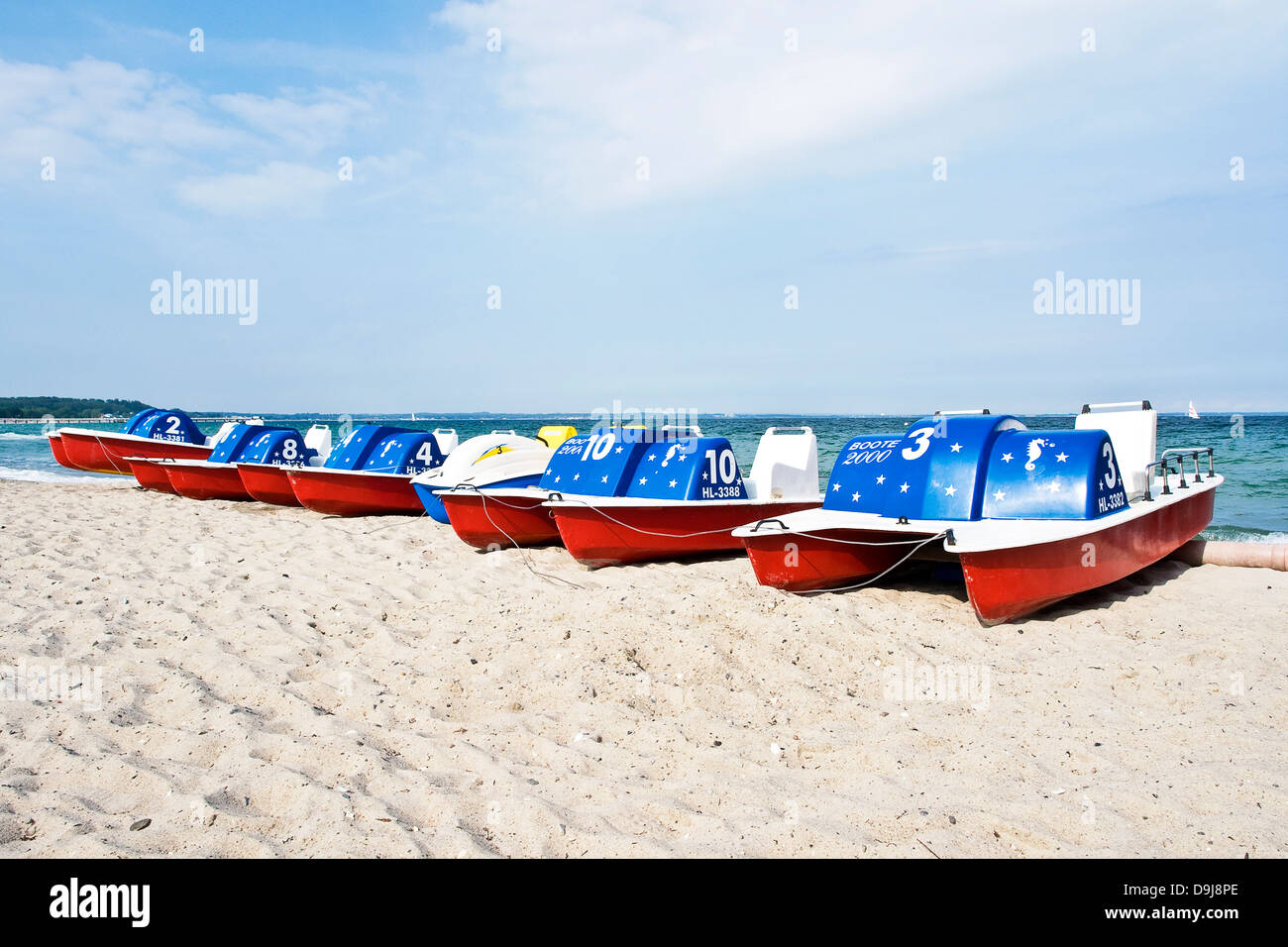 Barche a pedali sulla spiaggia Foto Stock