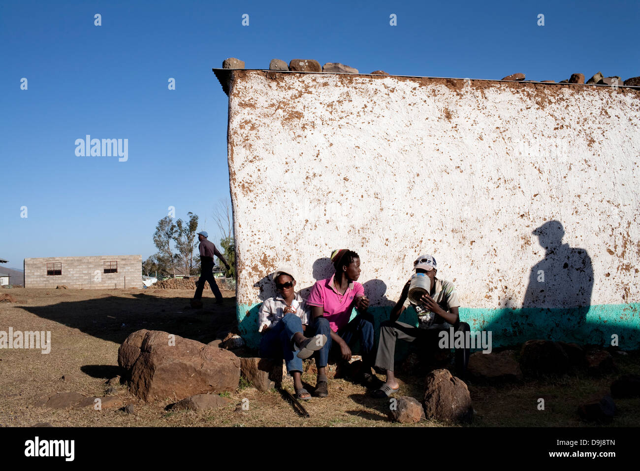 Giovani uomini bere la loro birra homebrewed in rural Transkei, Sud Africa Foto Stock