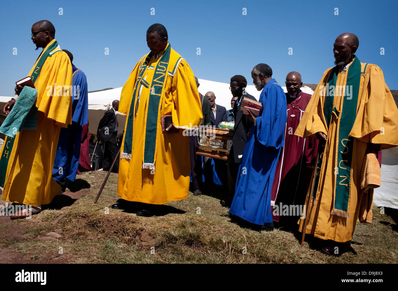 Sion chiesa i sacerdoti a piedi nella parte anteriore della processione e offrire preghiere funeraria in rural Transkei, Sud Africa Foto Stock