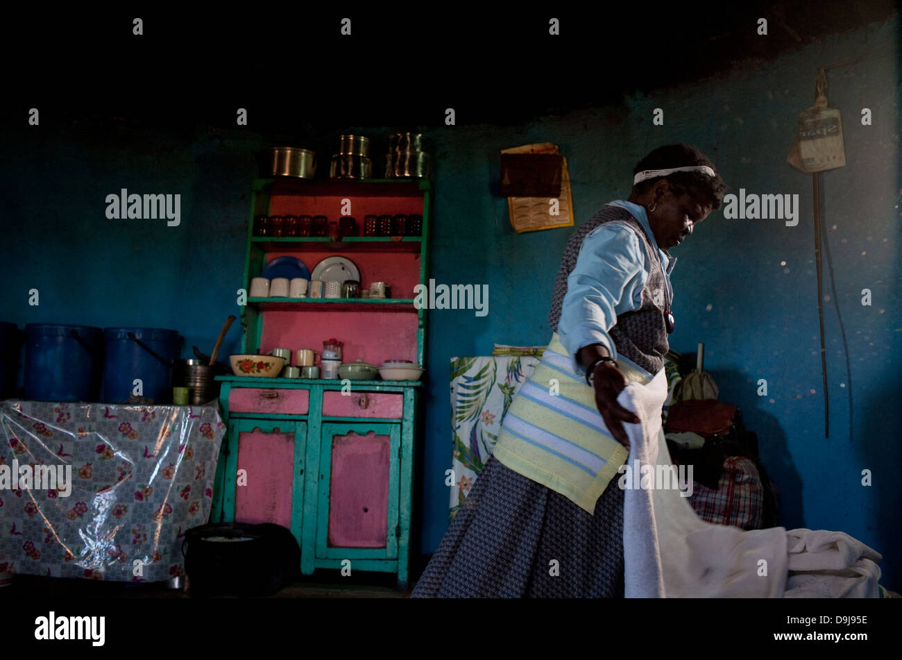 Sangoma donna scuote le sue coperte a casa in rural Transkei, Sud Africa Foto Stock
