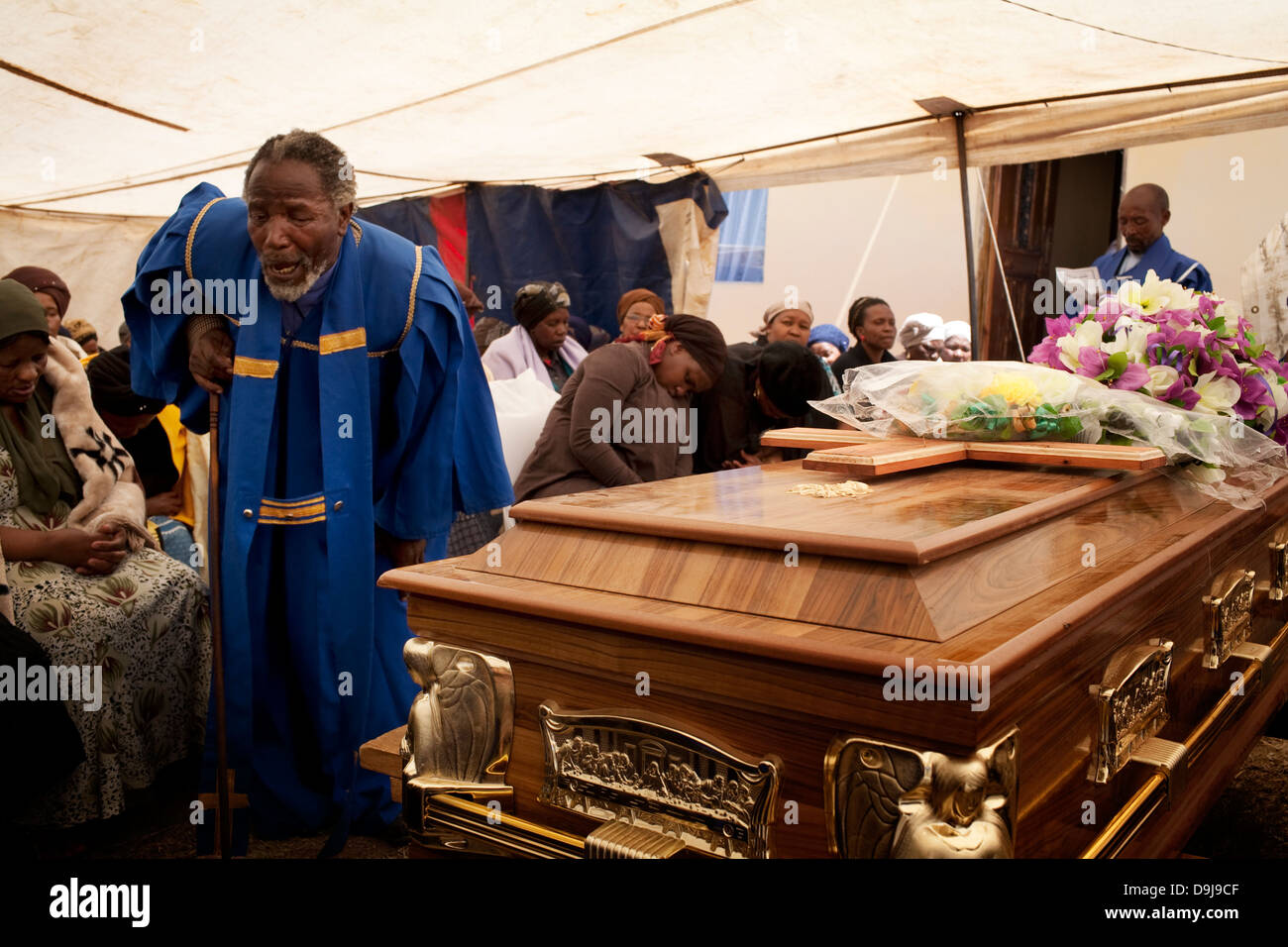 Zion Church sacerdote offre preghiere funerario a un funerale in rural Transkei, Sud Africa Foto Stock