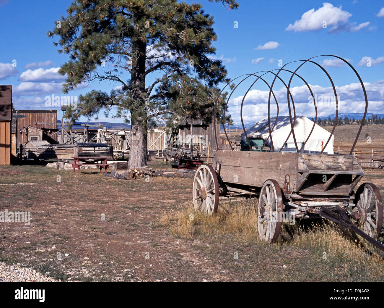 Vagone coperto adiacente all'Old Bryce Village Shops Nr. Bryce Canyon, Nr. Bryce Canyon National Park, Utah, USA. Foto Stock