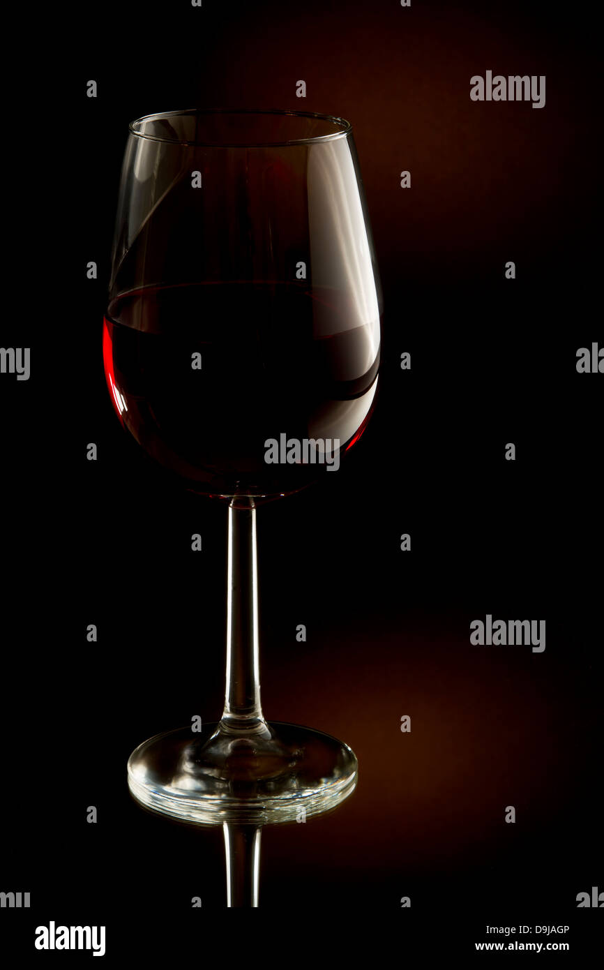 Tasto basso immagine del vino rosso in un bicchiere Foto Stock