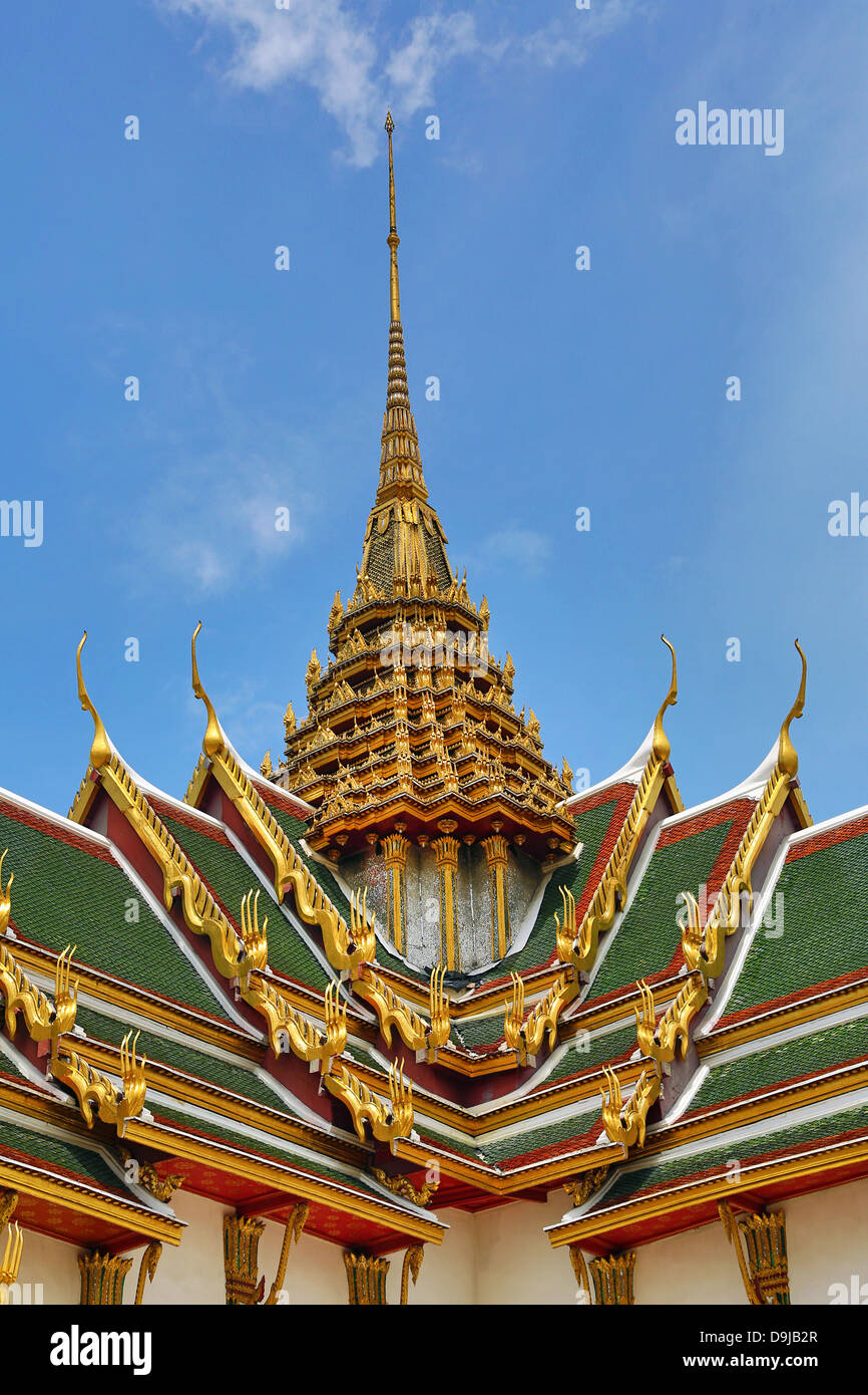 Phra Thinang Dusit Maha Prasat edificio e la guglia in Grand Palace complesso, Wat Phra Kaew, Thailandia Foto Stock