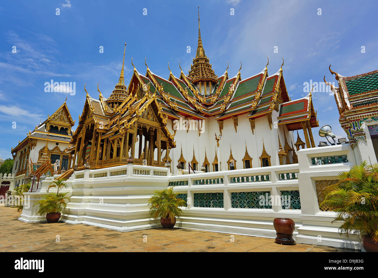 Phra Thinang Dusit Maha Prasat edificio e la guglia in Grand Palace complesso, Wat Phra Kaew, Bangkok, Thailandia Foto Stock