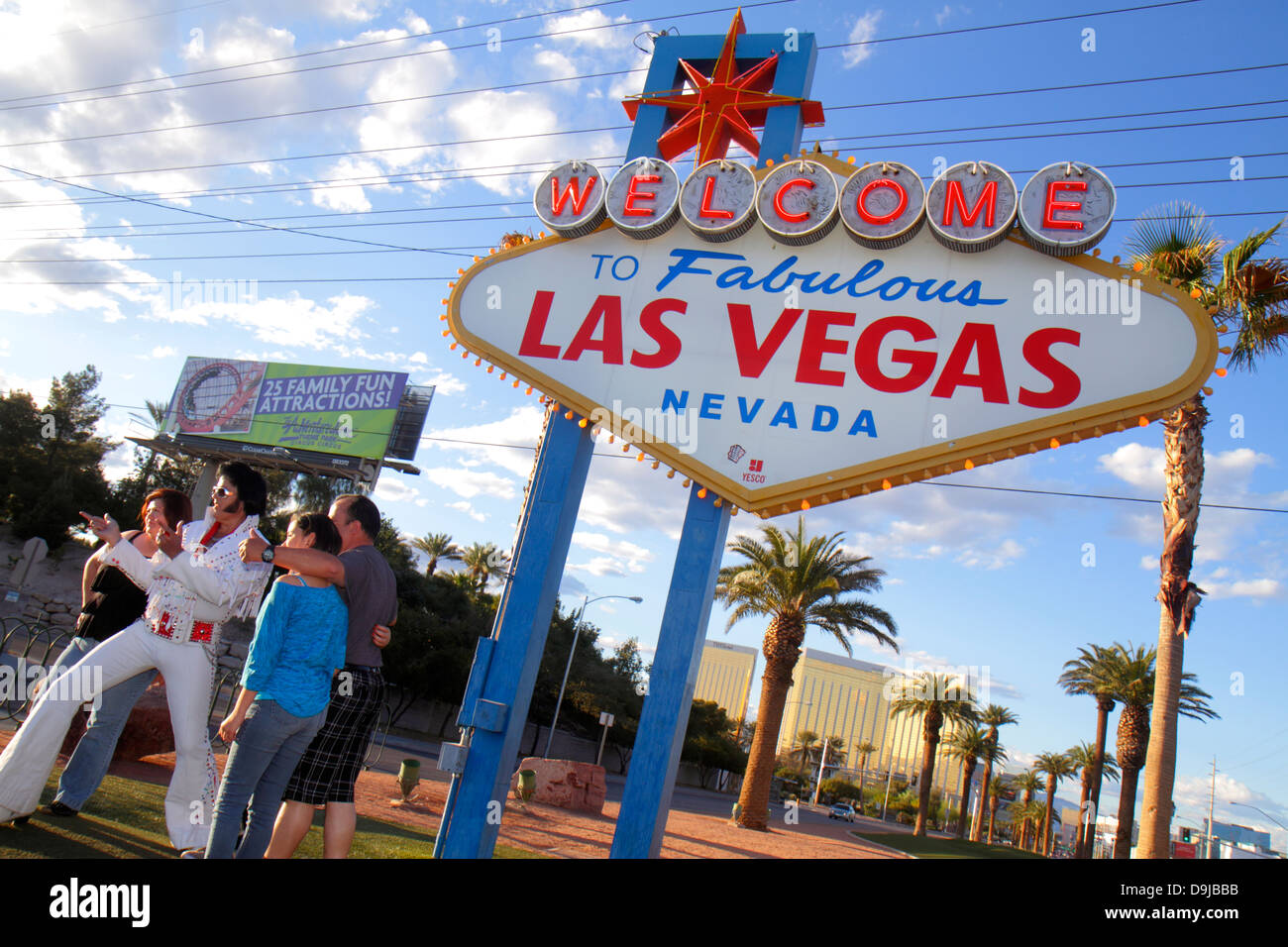 Las Vegas Nevada, South Las Vegas Boulevard, The Strip, Benvenuti al favoloso Las Vegas segno storico, posa, posa, fotocamera, digitale, che porta adulti uomo me Foto Stock