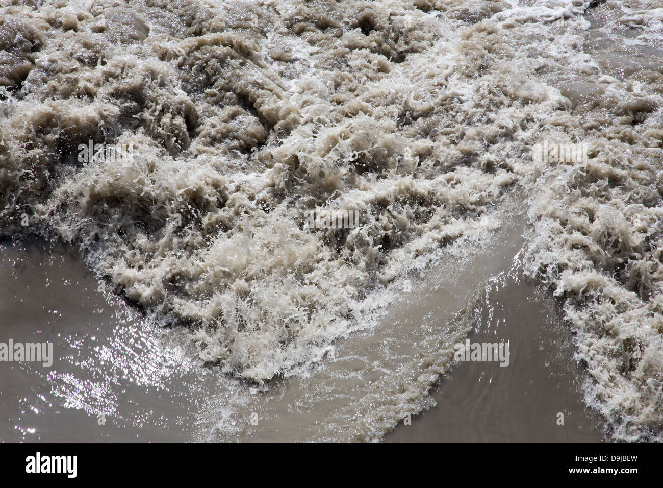 Dettaglio del Danubio selvatici acqua a diluvio dai più alti misurati l'acqua nella diga di Cunovo Foto Stock