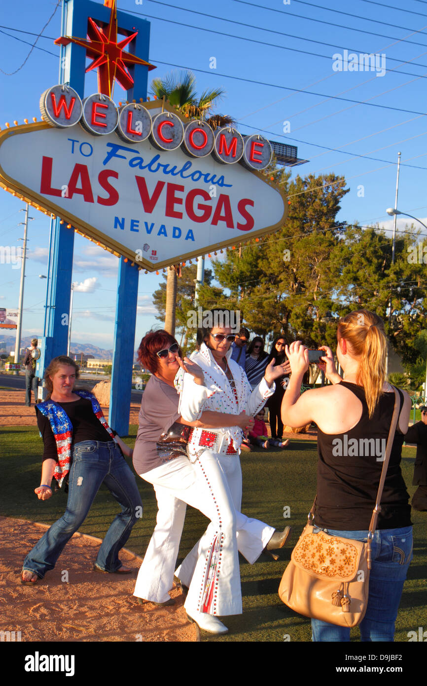 Las Vegas Nevada, South Las Vegas Boulevard, The Strip, Benvenuti al favoloso Las Vegas segno storico, posa, posa, fotocamera, digitale, che porta adulti uomo me Foto Stock