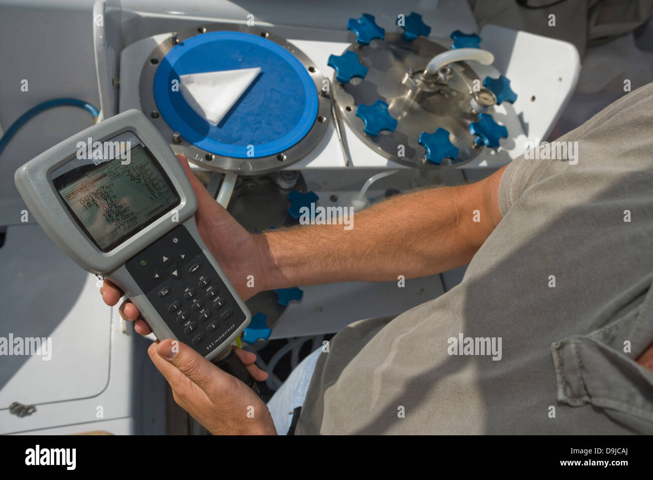 San Diego - 20 aprile: scienziato jeff hoffman il campionamento l'oceano pacifico sulla ricerca barca vela, the Sorcerer II. Foto Stock