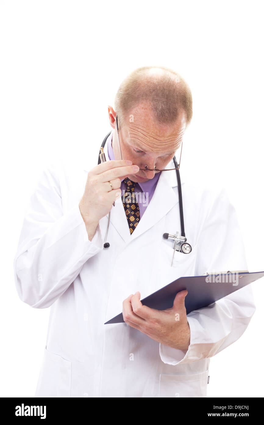 Storditi medico lettura file di pazienti Foto Stock