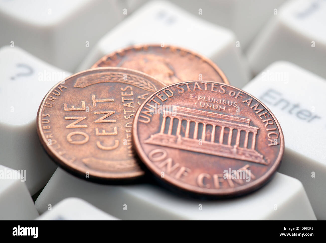 Noi monete sulla tastiera del computer. Concetto di e-commerce. Foto Stock