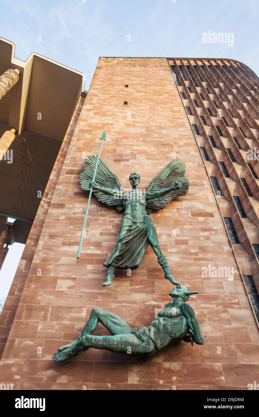 Warwickshire, Coventry, Nuova Cattedrale Coventry, statua in bronzo di San Michele e il Diavolo scolpito da Sir Jacob Epstein Foto Stock