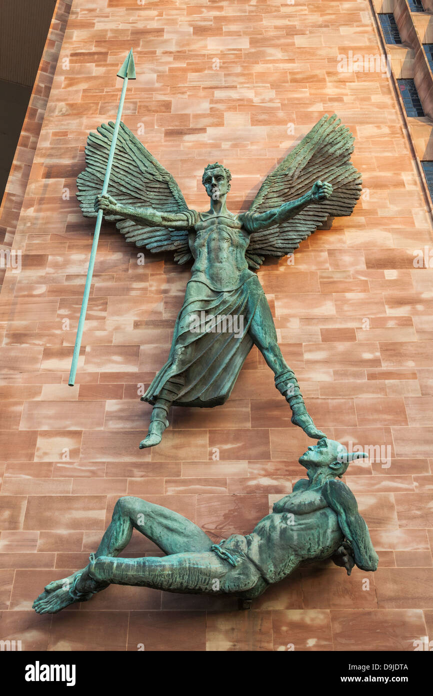 Warwickshire, Coventry, Nuova Cattedrale Coventry, statua in bronzo di San Michele e il Diavolo scolpito da Sir Jacob Epstein Foto Stock