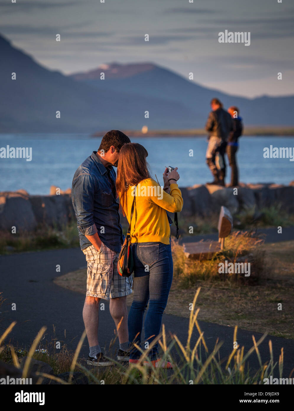 Paio di fotografare il sole di mezzanotte, Seltjarnarnes town, sobborgo di Reykjavik, Islanda Foto Stock