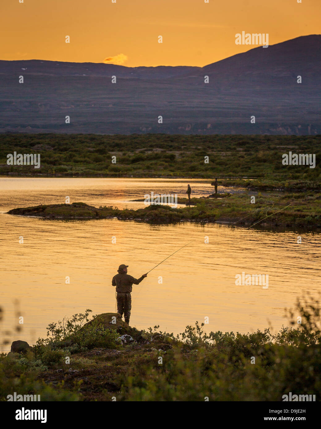 La pesca sotto il sole di mezzanotte, Thingvallavatn, Thingvellir National Park, Islanda Foto Stock