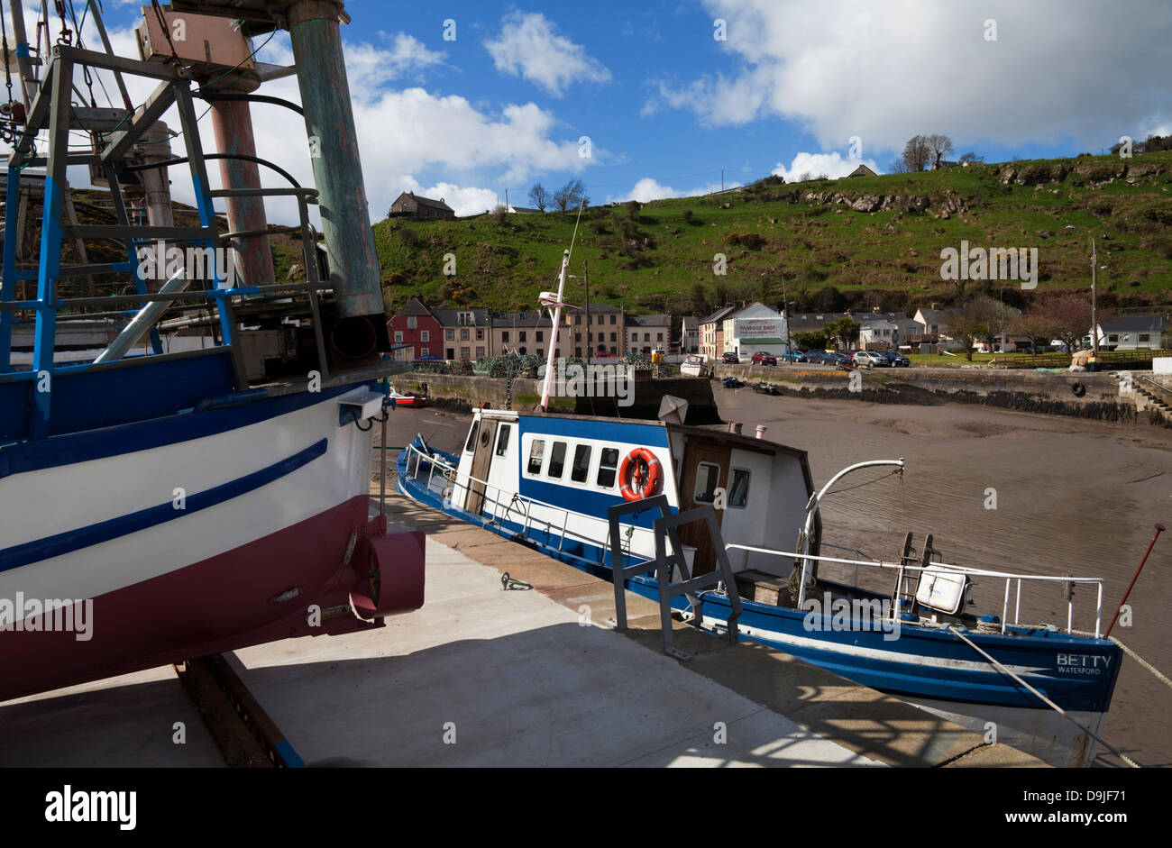 Il porto e le barche da pesca, il passaggio a est, nella contea di Waterford, Irlanda Foto Stock