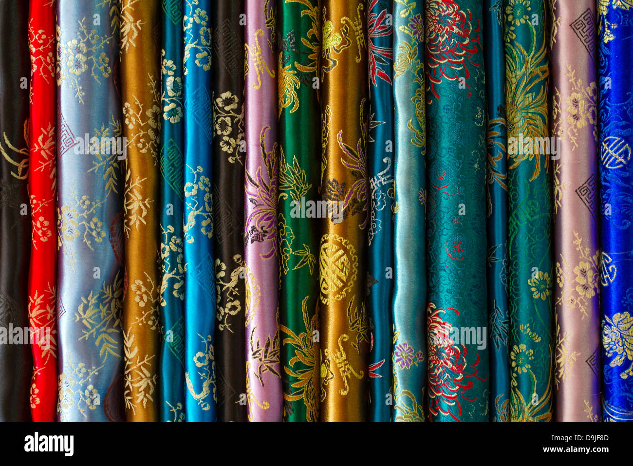 Varie di tessuti colorati in un mercato in stallo a Kathmandu in Nepal Foto Stock